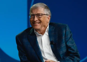 Bill Gates afirma que a inteligência artificial traz riscos graves à biossegurança e exige ações preventivas imediatas.