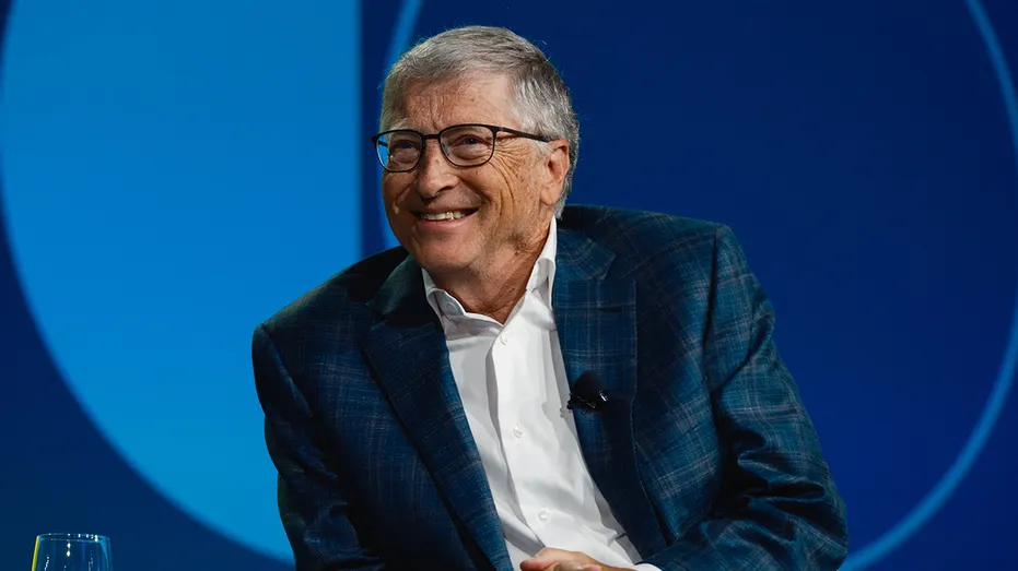 Bill Gates afirma que a inteligência artificial traz riscos graves à biossegurança e exige ações preventivas imediatas.