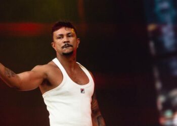 O rapper Xamã se apresenta neste sábado (24), às 21h, na Praia dos Cavaleiros, marcando a abertura do SESC Verão 2026 em Macaé.