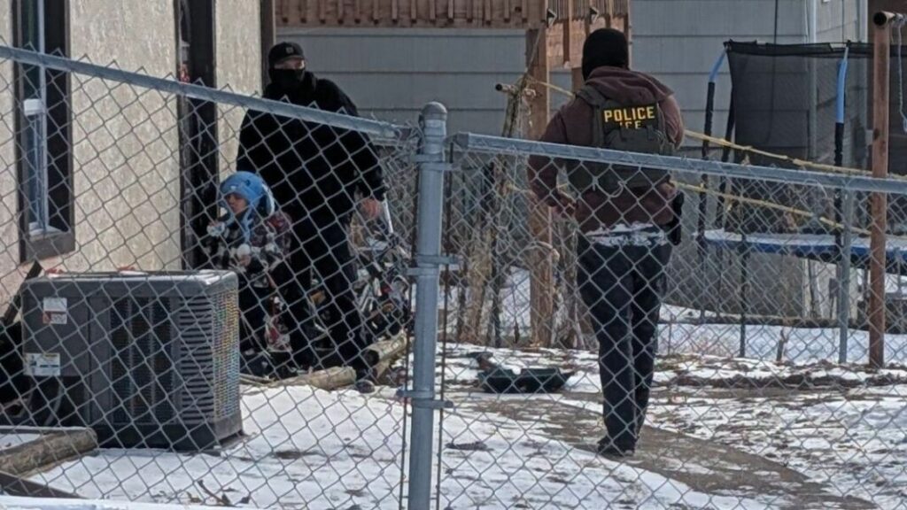 Operações do ICE em Minnesota resultam na detenção de quatro crianças e levantam críticas sobre direitos civis e imigração nos EUA.