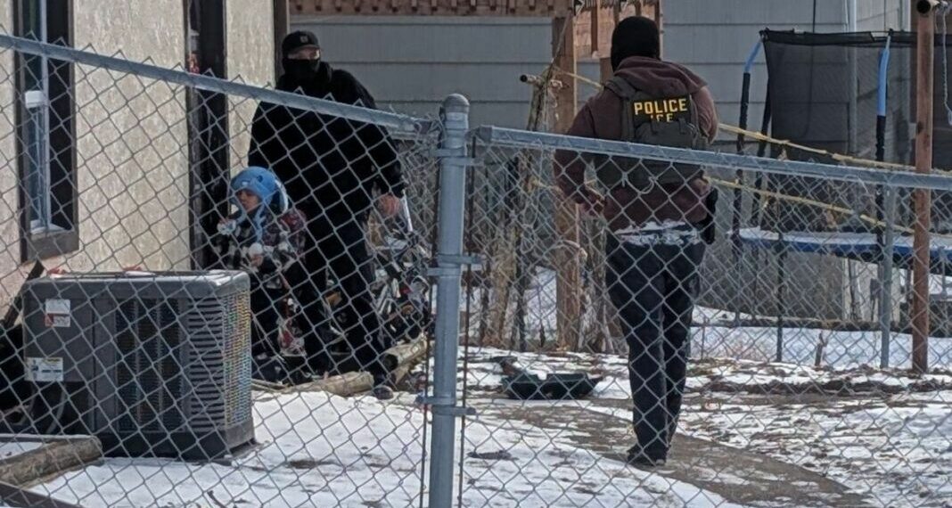 Operações do ICE em Minnesota resultam na detenção de quatro crianças e levantam críticas sobre direitos civis e imigração nos EUA.