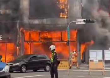 Grande incêndio em Taichung danifica lojas e provoca operação de alto risco