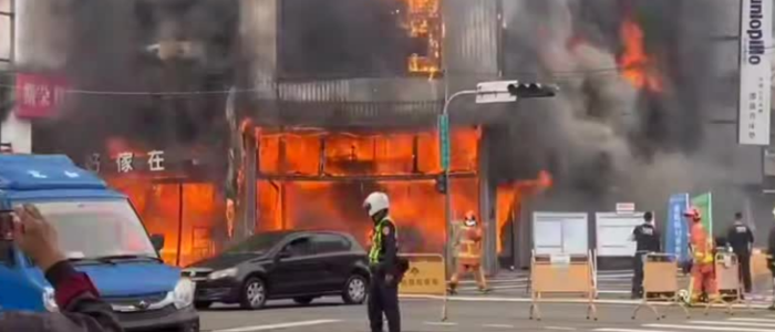Grande incêndio em Taichung danifica lojas e provoca operação de alto risco