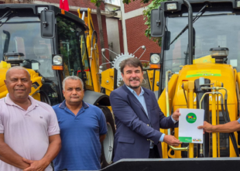 Quissamã fortalece agricultura com entrega de nova retroescavadeira