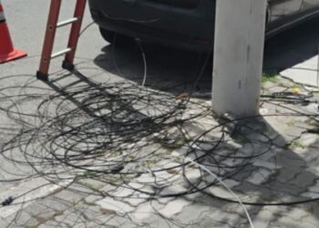 Município inicia retirada de fios abandonados em postes e amplia ordenamento da rede aérea.