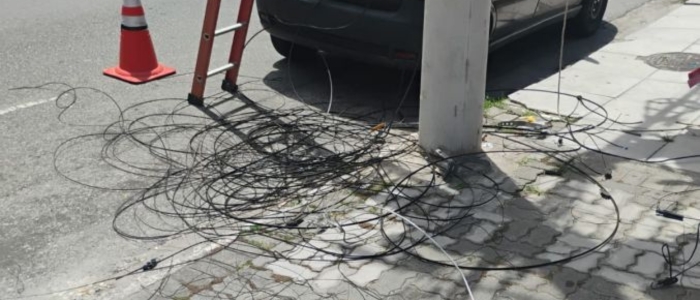 Município inicia retirada de fios abandonados em postes e amplia ordenamento da rede aérea.