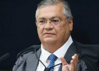 Supremo Tribunal Federal rejeita ação contra renovação automática da CNH sem analisar mérito.