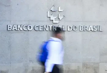 Inflação brasileira volta a acelerar em janeiro, alcança 4,5% e mantém pressão sobre política monetária e taxa Selic.