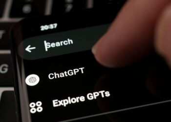 Com prejuízos crescentes, OpenAI anuncia testes de publicidade no ChatGPT para usuários gratuitos.