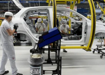 Com juros no maior nível desde 2006, indústrias relatam dificuldade para acessar crédito, queda na busca por financiamentos e impacto direto na competitividade do setor.