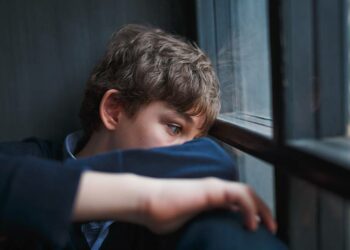 A depressão na adolescência nem sempre se manifesta como tristeza evidente. Irritação, isolamento e dificuldade de se expressar também são sinais de alerta.