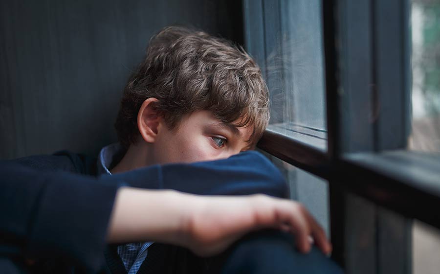 A depressão na adolescência nem sempre se manifesta como tristeza evidente. Irritação, isolamento e dificuldade de se expressar também são sinais de alerta.