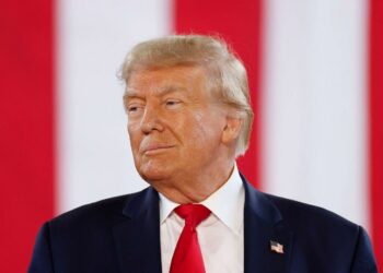 Fala de Trump em Davos sobre a OTAN durante a guerra no Afeganistão gera reação imediata na Europa e pedido público de retratação.