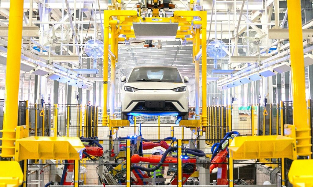 A BYD ultrapassou a Tesla como maior vendedora de carros elétricos do mundo após retração nas vendas da empresa americana em 2025.