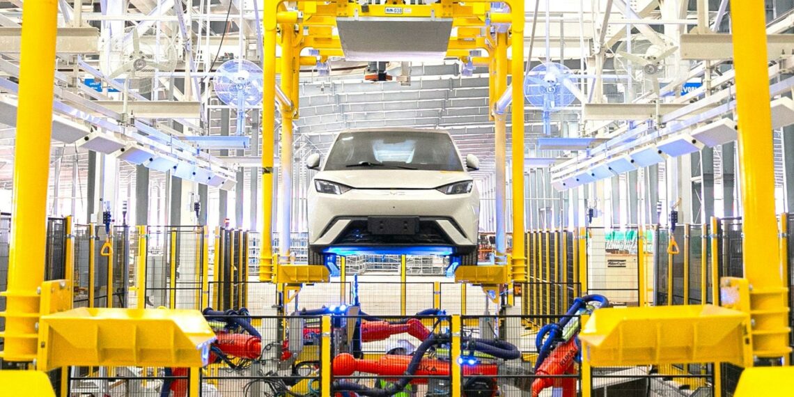 A BYD ultrapassou a Tesla como maior vendedora de carros elétricos do mundo após retração nas vendas da empresa americana em 2025.