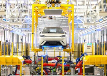 A BYD ultrapassou a Tesla como maior vendedora de carros elétricos do mundo após retração nas vendas da empresa americana em 2025.