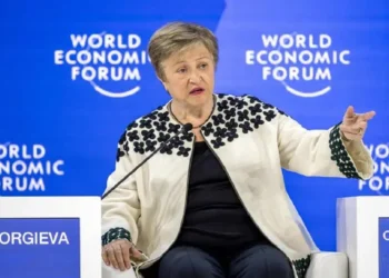 FMI alerta que avanço da inteligência artificial pode eliminar empregos de entrada, afetar jovens e pressionar a classe média nas economias avançadas.