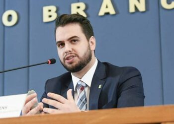 A defesa de Filipe Martins afirma que o último acesso ao LinkedIn ocorreu em 2024 e não foi feito por ele. Advogados contestam prisão preventiva decretada por Alexandre de Moraes.