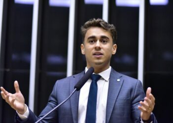 Deputado Nikolas Ferreira é acionado na PGR e no MPF após publicar imagem de Lula preso por agentes dos EUA e defender intervenção estrangeira.