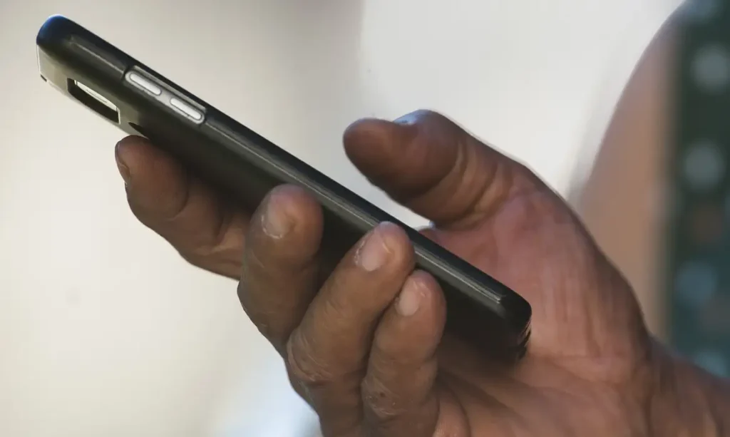 Crise de memória causada por IA pressiona custos e encarece celulares no mundo.