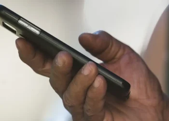 Crise de memória causada por IA pressiona custos e encarece celulares no mundo.