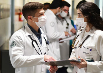Avaliação inédita do MEC mostra que muitos cursos de Medicina não atingiram padrão mínimo de qualidade e poderão perder vagas e benefícios federais.