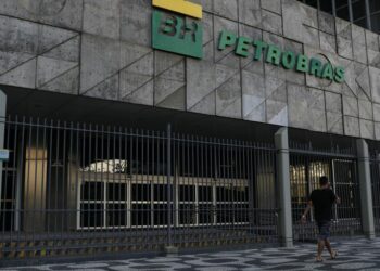 Perfuração da Petrobras na Foz do Amazonas segue suspensa após vazamento de fluido; Ibama e ANP acompanham investigação ambiental.