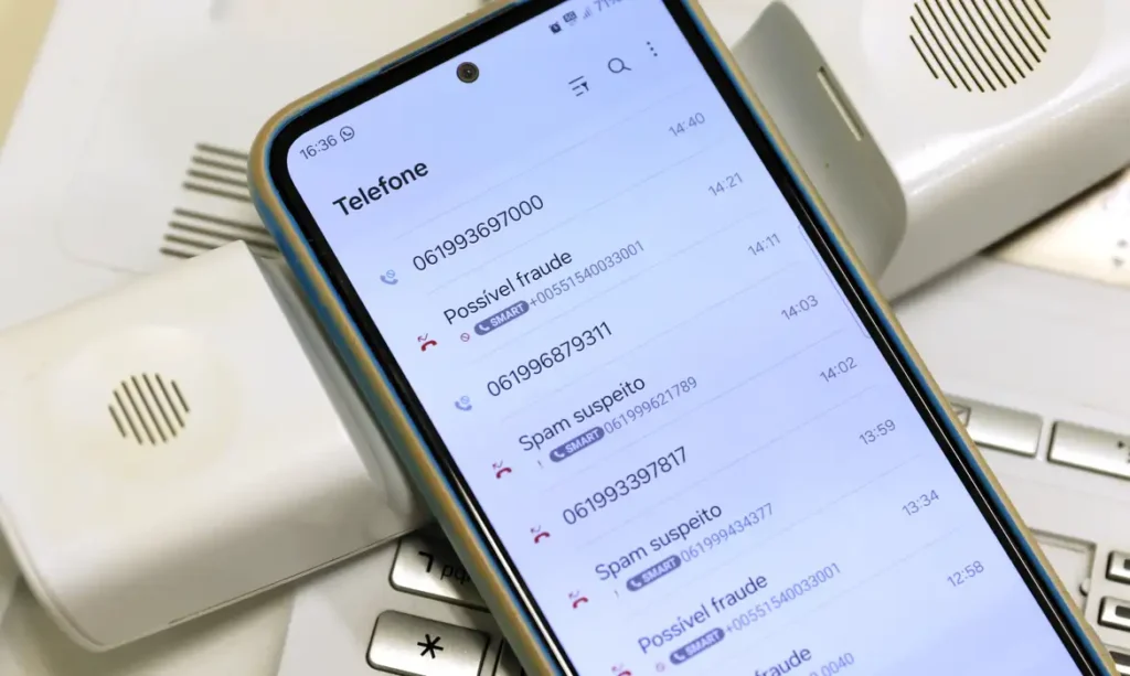 Novas regras da Anatel em 2025 tentam reduzir robocalls com selo de verificação e mudanças no Não Me Perturbe, enquanto consumidores criticam fim do 0303.