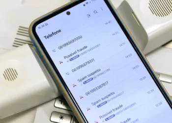 Novas regras da Anatel em 2025 tentam reduzir robocalls com selo de verificação e mudanças no Não Me Perturbe, enquanto consumidores criticam fim do 0303.