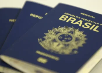 Entenda a decisão que derrubou uma das principais restrições migratórias adotadas pelo governo Trump em 2026.