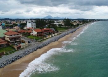 Fiscalização apreende material usado de forma irregular na praia.