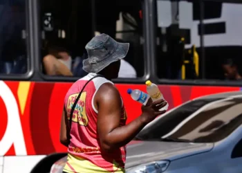 Previsão de calor severo no Rio leva autoridades a reforçar atendimento, hidratação e alertas à população para reduzir riscos à saúde.