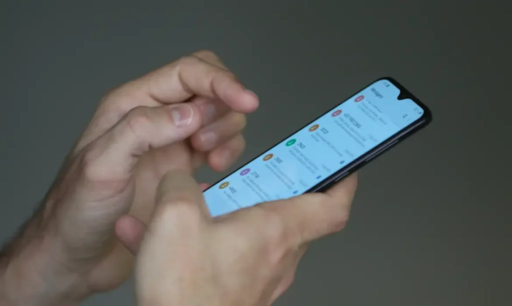 As ligações mudas são resultado de robocalls usadas por call centers e empresas de marketing. Veja quando essa prática é considerada abusiva e quais ferramentas ajudam a reduzir o problema.