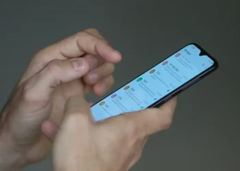 As ligações mudas são resultado de robocalls usadas por call centers e empresas de marketing. Veja quando essa prática é considerada abusiva e quais ferramentas ajudam a reduzir o problema.