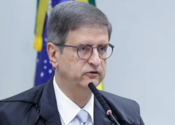 Procuradoria-Geral da República envia parecer ao STF contra pedido de prisão domiciliar de Jair Bolsonaro, alegando que presídio na Papuda conta com assistência médica permanente.