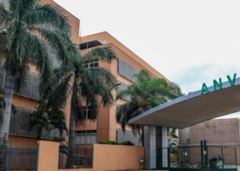 A Anvisa anuncia medidas contra medicamentos falsificados e implantes hormonais com Nesterona, alertando para riscos à saúde e orientando pacientes sobre identificação de lotes irregulares.