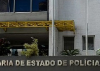 A Polícia Civil do Estado do Rio de Janeiro informou que frustrou um plano de ataque que teria como alvo a Assembleia Legislativa do Estado do Rio de Janeiro (Alerj), no Centro da capital fluminense. A ação foi descoberta a partir de monitoramento realizado pela Delegacia de Repressão aos Crimes de Informática (DRCI), que identificou movimentações suspeitas em grupos organizados por meio de redes sociais e aplicativos de mensagens. Segundo a corporação, os investigados articulavam a utilização de artefatos explosivos improvisados e coquetéis molotov durante um ato previsto para ocorrer nas imediações do prédio do Legislativo estadual. A polícia sustenta que o objetivo seria provocar tumulto, danos ao patrimônio público e risco à integridade física de pessoas que estivessem na região. A operação, batizada de Break Chain, resultou no cumprimento de mandados de busca e apreensão em diferentes pontos do estado, incluindo a capital, municípios da Região Metropolitana e cidades do interior. Pelo menos três suspeitos foram presos e outros investigados seguem sob apuração. Durante as diligências, agentes apreenderam materiais e conteúdos digitais que, de acordo com a Polícia Civil, indicam planejamento prévio da ação, além de orientações relacionadas à confecção de artefatos incendiários. A corporação afirma que a intervenção ocorreu antes que o plano fosse colocado em prática, evitando possíveis consequências graves. O grupo investigado se apresentava como apartidário e com discurso anticorrupção, mas, conforme a polícia, compartilhava mensagens de incitação à violência e à ruptura institucional. As investigações continuam para identificar todos os envolvidos e apurar eventual conexão com outras mobilizações semelhantes. A Alerj não registrou interrupção de atividades em razão da operação, mas reforçou protocolos de segurança. A Polícia Civil informou que seguirá monitorando ambientes digitais para prevenir novas tentativas de ataques contra instituições públicas. *Da Agência Fonte Exclusiva