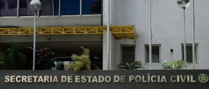 A Polícia Civil do Estado do Rio de Janeiro informou que frustrou um plano de ataque que teria como alvo a Assembleia Legislativa do Estado do Rio de Janeiro (Alerj), no Centro da capital fluminense. A ação foi descoberta a partir de monitoramento realizado pela Delegacia de Repressão aos Crimes de Informática (DRCI), que identificou movimentações suspeitas em grupos organizados por meio de redes sociais e aplicativos de mensagens. Segundo a corporação, os investigados articulavam a utilização de artefatos explosivos improvisados e coquetéis molotov durante um ato previsto para ocorrer nas imediações do prédio do Legislativo estadual. A polícia sustenta que o objetivo seria provocar tumulto, danos ao patrimônio público e risco à integridade física de pessoas que estivessem na região. A operação, batizada de Break Chain, resultou no cumprimento de mandados de busca e apreensão em diferentes pontos do estado, incluindo a capital, municípios da Região Metropolitana e cidades do interior. Pelo menos três suspeitos foram presos e outros investigados seguem sob apuração. Durante as diligências, agentes apreenderam materiais e conteúdos digitais que, de acordo com a Polícia Civil, indicam planejamento prévio da ação, além de orientações relacionadas à confecção de artefatos incendiários. A corporação afirma que a intervenção ocorreu antes que o plano fosse colocado em prática, evitando possíveis consequências graves. O grupo investigado se apresentava como apartidário e com discurso anticorrupção, mas, conforme a polícia, compartilhava mensagens de incitação à violência e à ruptura institucional. As investigações continuam para identificar todos os envolvidos e apurar eventual conexão com outras mobilizações semelhantes. A Alerj não registrou interrupção de atividades em razão da operação, mas reforçou protocolos de segurança. A Polícia Civil informou que seguirá monitorando ambientes digitais para prevenir novas tentativas de ataques contra instituições públicas. *Da Agência Fonte Exclusiva