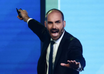 Eduardo Bolsonaro critica Nikolas Ferreira e Michelle Bolsonaro por suposto desinteresse na pré-candidatura de Flávio, enquanto defende apoio de Tarcísio de Freitas. Resposta de Nikolas nega acusações.
