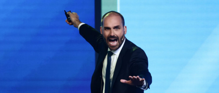 Eduardo Bolsonaro critica Nikolas Ferreira e Michelle Bolsonaro por suposto desinteresse na pré-candidatura de Flávio, enquanto defende apoio de Tarcísio de Freitas. Resposta de Nikolas nega acusações.