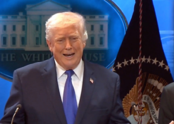 Um homem armado foi morto pelo Serviço Secreto após invadir a propriedade de Mar-a-Lago, residência de Donald Trump, na Flórida. Nenhum terceiro ficou ferido, e Trump estava em Washington.