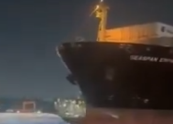 Navio cargueiro atinge duas balsas na travessia Santos–Guarujá; ninguém fica ferido