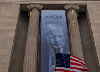 Cartaz com imagem de Donald Trump é instalado na sede do Departamento de Justiça dos EUA