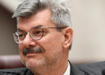 Ministro do STJ continua afastado após denúncias de assédio sexual. Caso está sob análise da corregedoria e poderá resultar em novas medidas administrativas.