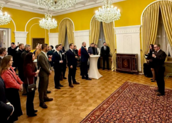 Em Moscou, embaixada do Brasil reúne empresários e importadores na Prodexpo 2026 para ampliar exportações de alimentos e bebidas, reforçando parcerias comerciais e crescimento do agronegócio brasileiro.