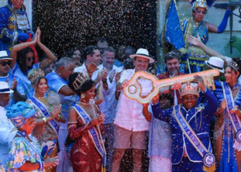 Eduardo Paes entrega chaves da cidade ao Rei Momo e abre Carnaval do Rio