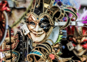 Carnaval exige atenção redobrada com hidratação, alimentação e consumo de bebidas alcoólicas. Médicos alertam para risco de desidratação, intoxicação, gastrite e complicações cardíacas.
