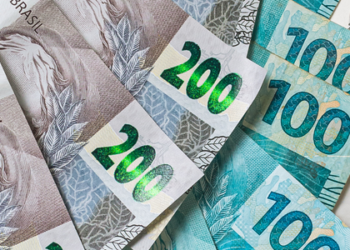 Trabalhadores com renda de até R$ 5 mil receberão alertas sobre a nova tabela do IRPF 2026 via Gov.Br e WhatsApp, incluindo orientações sobre consultas ao contracheque e alíquotas atualizadas.