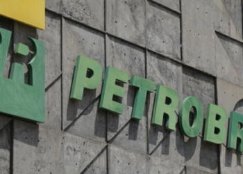 A Petrobras encerrou 2025 com produção recorde de 2,99 milhões de barris por dia, crescimento de 11% impulsionado pelo pré-sal e aumento das exportações para China, Índia e Europa.