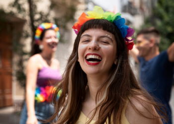 Carnaval 2026 em Angra dos Reis tem início com desfile de inclusão social, diversidade e valorização da cultura local, com programação que segue até terça-feira.